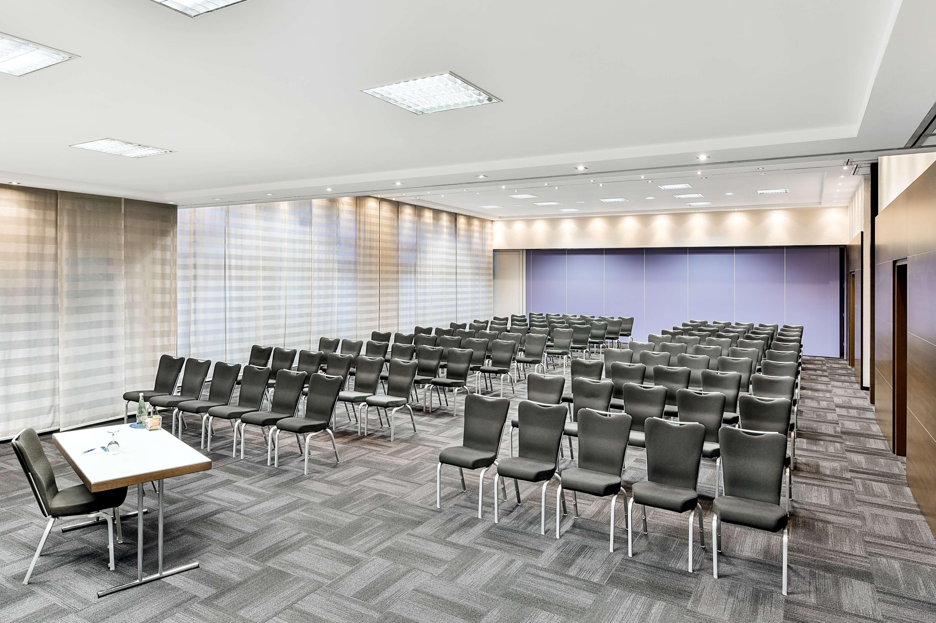 Nh Muenchen Messe Hotel Bagian luar foto
