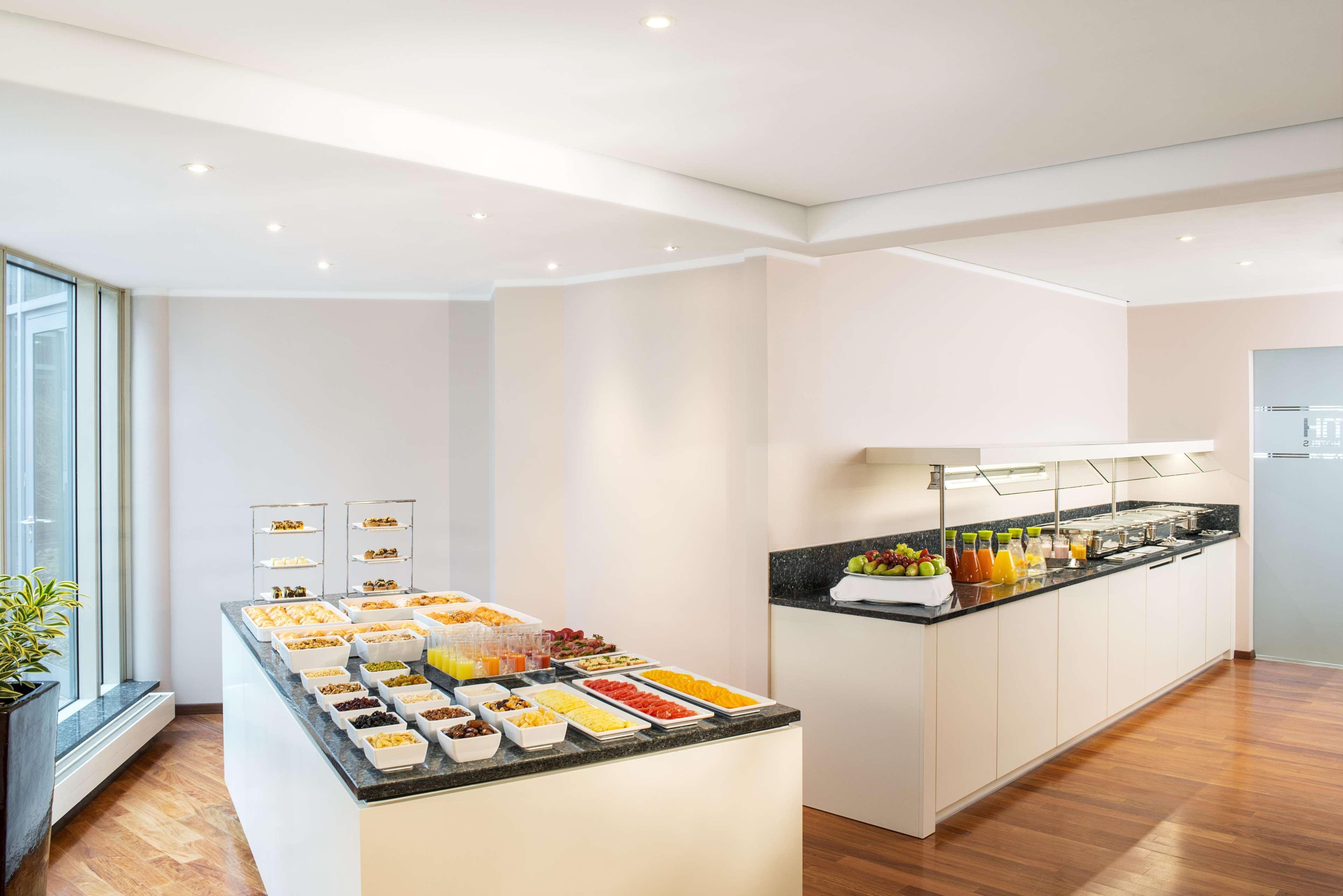 Nh Muenchen Messe Hotel Bagian luar foto